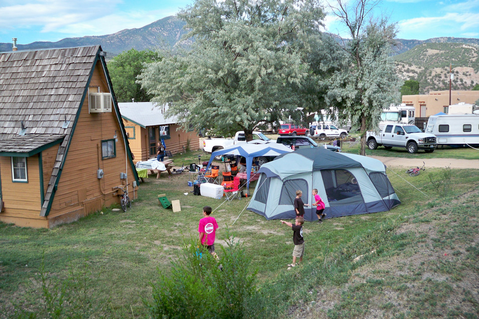 Escape to the Wild: Colorado's Bandera Bunkhouse - Your Rustic Adventure Awaits