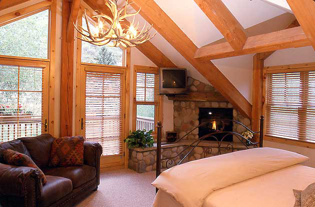 Cozy mountain cabin with fireplace at the Minturn Inn - A Mountain B & B near the Vail Area of Colorado