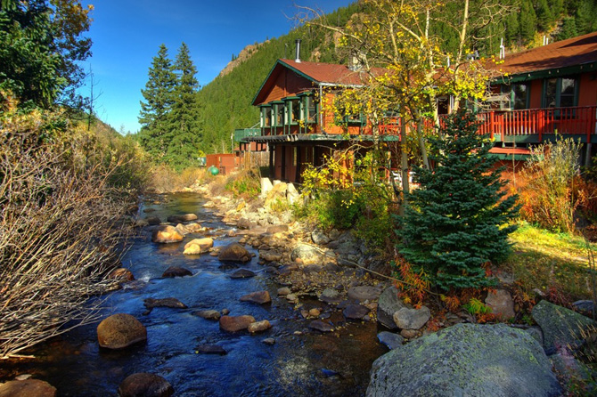 Beautiful Lodge next to river at Peaceful Valley Resort in Lyons, Colorado