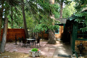 A River Bend Retreat cabin and patio in Allenspark, Colorado