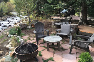 River Bend Retreat is along St. Vrain River with a patio and portable fire pit in Allenspark, Colorado