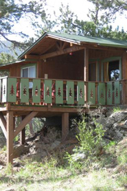 Bed room with great views of mountains at Machin's Cottages in Estes Park Colorado